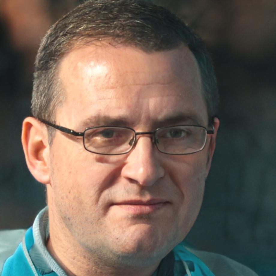 Instructor de analiză fundamentală cu experiență în piețele financiare