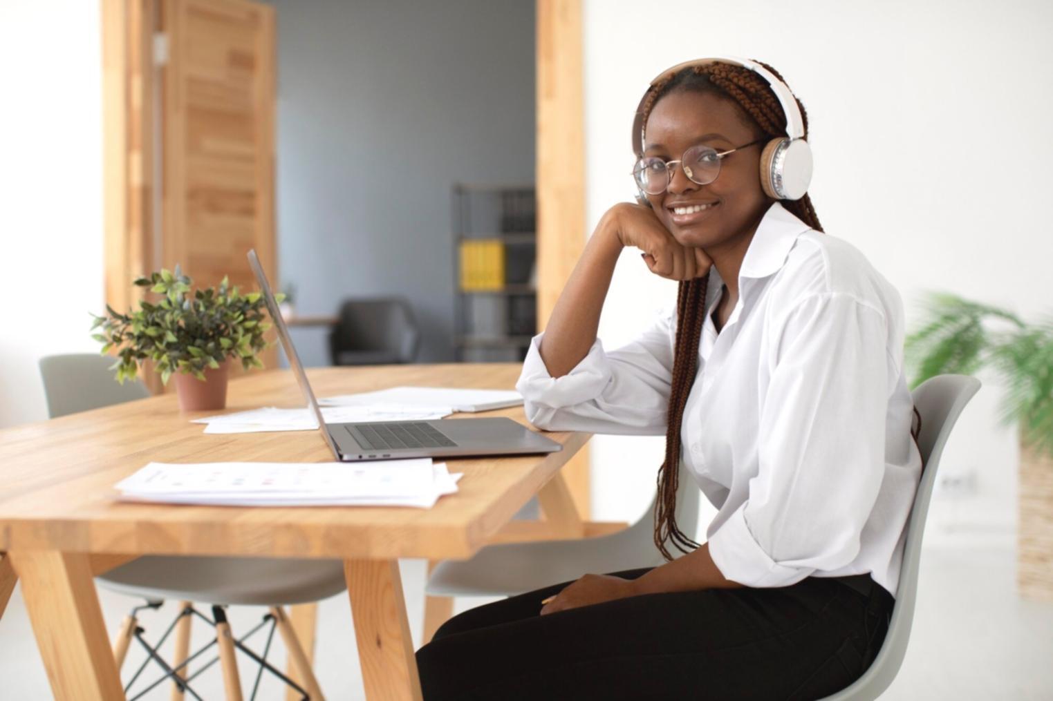 Sesiune de formare cu participanți analizând date financiare