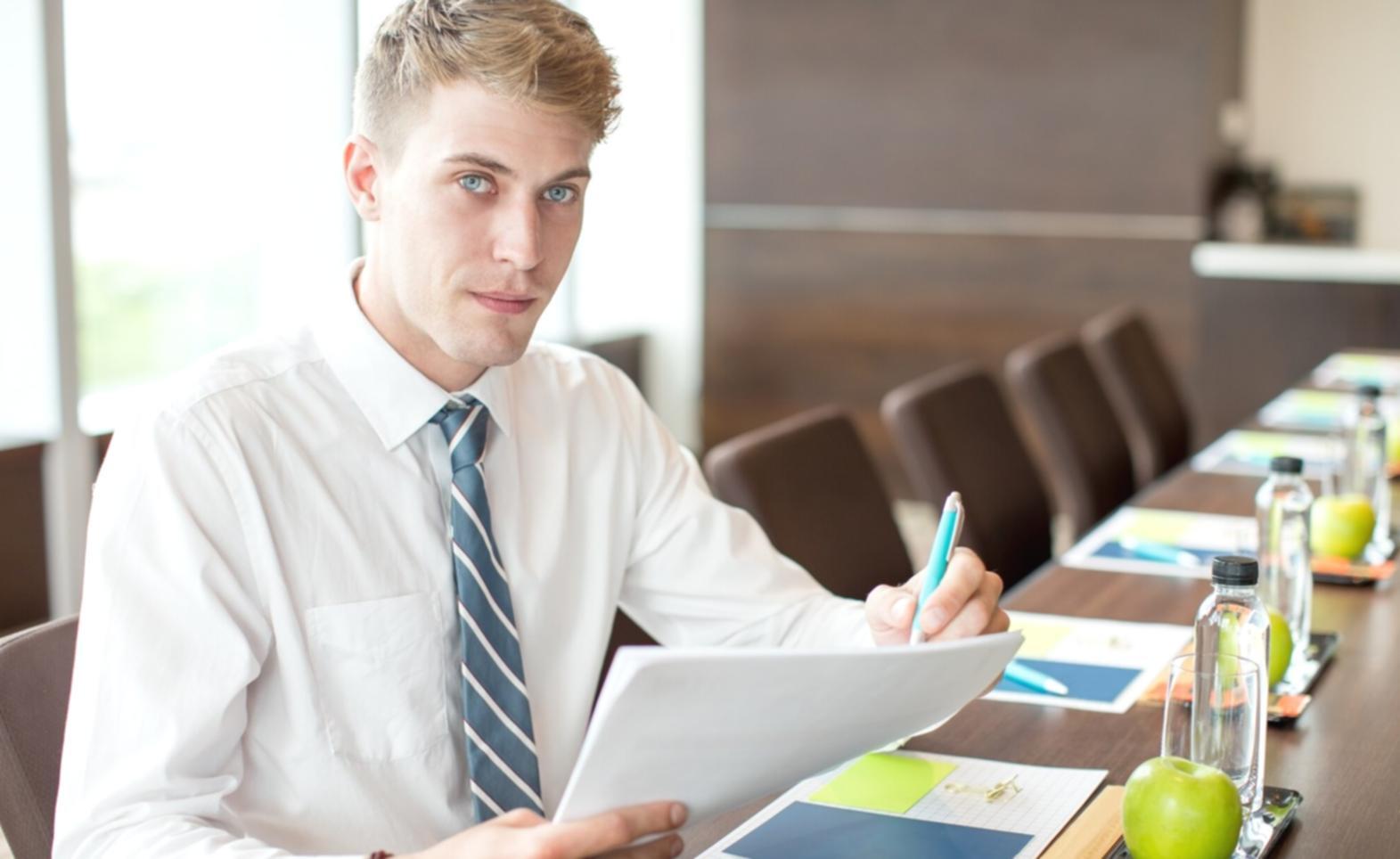 Analiză detaliată a documentelor financiare și rapoartelor companiilor