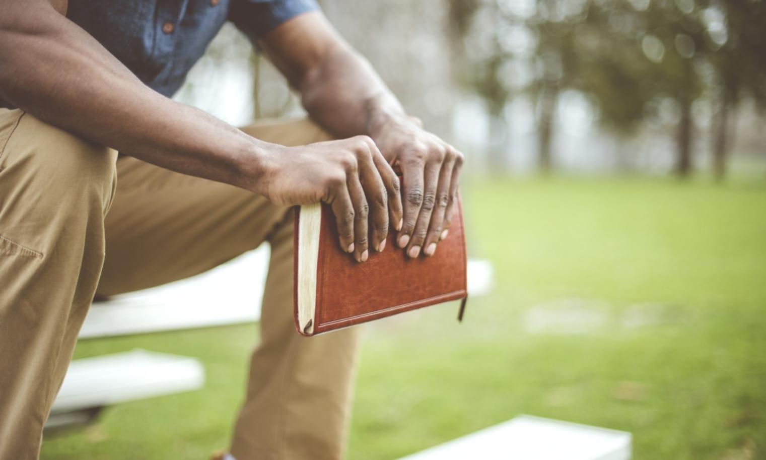 Analiză financiară detaliată pe ecran cu grafice și rapoarte